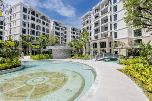 Un edificio de apartamentos con un reloj en el medio. en The Title Legendary Bangtao by Beringela, en Bang Tao Beach