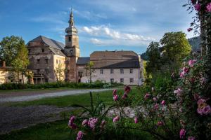 un antico castello con una torre e una chiesa di Zamek Sarny - Schloss Scharfeneck a Kłodzko
