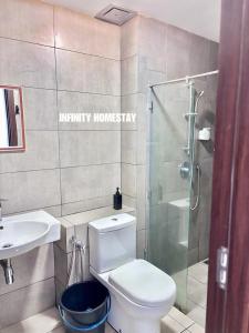 een badkamer met toilet, douche en wastafel bij Studio room in Donggongon