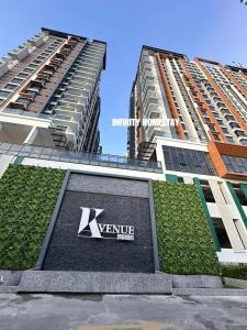 een gebouw met een uithangbord aan de zijkant bij Studio room in Donggongon