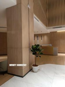 een potplant die op de vloer van een gebouw staat bij Studio room in Donggongon +3 foto's