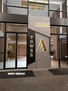 een gebouw met een bord voor een bedrijf bij Studio room in Donggongon