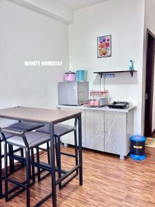 een keuken met een tafel, 2 stoelen en een aanrecht bij Studio room in Donggongon