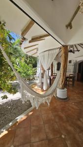 a room with a hammock in a house at Villa Bruga en Samara Rocks in Sámara +10 photos
