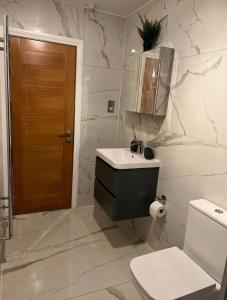ein Badezimmer mit Waschbecken und Toilette in der Unterkunft Cosy room next to Warner Bros studio in Leavesden Green