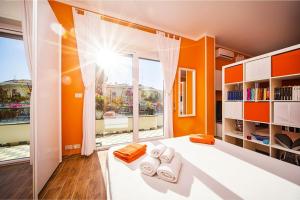 Una cama o camas en una habitación de Attic Apartment, Air Conditioning, Fast WiFi