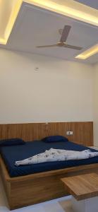 ein Schlafzimmer mit einem Bett und einem Deckenventilator in der Unterkunft Sagar Hotel in Dūngarpur