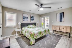 Postel nebo postele na pokoji v ubytování Modern Updated Elite 3BR Beach Home! Close to Golf Course & Beach!