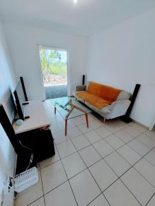 Μια τηλεόραση ή/και κέντρο ψυχαγωγίας στο Charming F3 apartment with pool