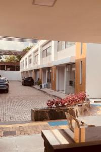 a view of a building with a bench and a parking lot at Le Chardon Residence in Ananindeua