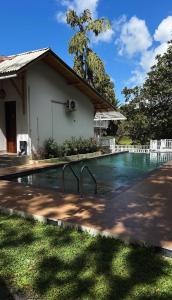 韦利格默Вилла с бассейном и видом на рисовые поля и джунгли的房子前面的游泳池