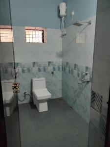 KāsarkodにあるRio'sのトイレとガラスのシャワー付きのバスルーム