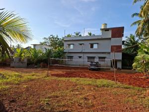 KāsarkodにあるRio'sの前に車が駐車されている家