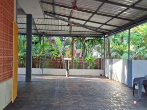 KāsarkodにあるRio'sの木や植物のあるパティオのある空き部屋 +13枚の写真