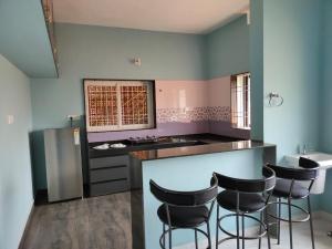 KāsarkodにあるRio'sのキッチン(バースツール3脚、シンク付)
