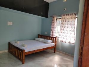 KāsarkodにあるRio'sの窓のある部屋にベッドがある寝室