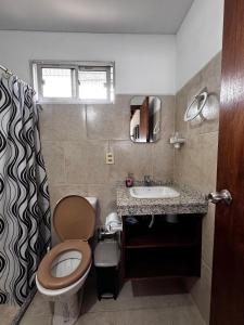 ein kleines Badezimmer mit Toilette und Waschbecken in der Unterkunft Mar 11 -ALOHA in Parque del Plata