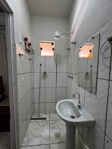 ヴァルジェン・ボニータにあるPousada Serra da Canastraの洗面台と鏡のある白いバスルーム