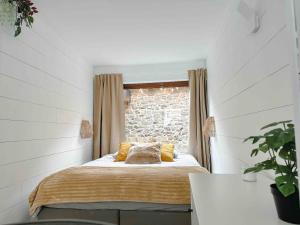 un lit dans une chambre avec une fenêtre dans l'établissement Escapade tropicale au Costa Rica, à Profondeville