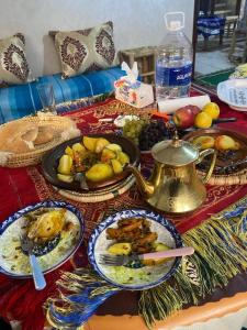 Mâncare la sau în apropiere de acest han +287 fotografii