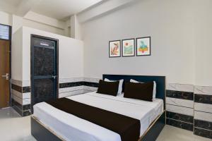 a bedroom with a large bed in a room at Hotel O Royal Palace Hotel in Sheodāspura