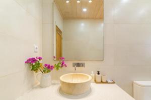 un bagno con un lavandino e uno specchio di Casa do Canal - Zambujeira do Mar a São Teotónio