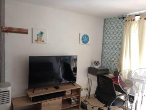 圣玛尔塔Deluxury的配有平板电视和椅子的客厅