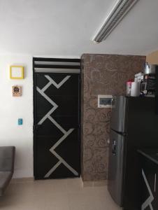 圣玛尔塔Deluxury的带冰箱的厨房里的黑色门