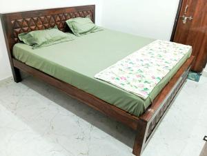 Postel nebo postele na pokoji v ubytování Sakshi Seva Sadan Vrindavan Homestay & Restaurant