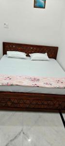 Postel nebo postele na pokoji v ubytování Sakshi Seva Sadan Vrindavan Homestay & Restaurant + 4 fotografie