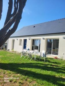 une maison avec une table et des chaises dans la cour dans l'établissement Belle Villa Neuve 4 étoiles, à La Celle-sous-Gouzon 12 autres photos
