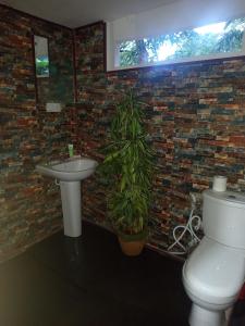 Koupelna v ubytování The Shalom Resort & Restaurant