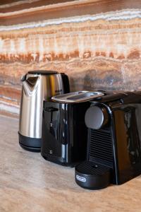 NoChichi-Collections - Place des Vosges في باريس: آلة تحميص الخبز وماكينة صنع القهوة على منضدة