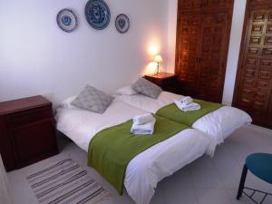 ein Schlafzimmer mit 2 Betten und Handtüchern darauf in der Unterkunft Villa Carfax in Orba