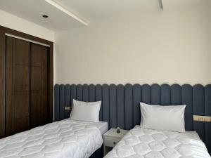 盖尼特拉Nouvel Appartement Confortable Avec Netflix & IPTV的卧室里有两张并排的床