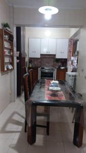 贝伦Cozy and comfort bedroom in a private Fancy Condo, safety neighborhood only 20 minutes by car from event - COP30!的一间带桌子的厨房和一间带白色橱柜的厨房