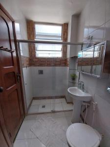 贝伦Cozy and comfort bedroom in a private Fancy Condo, safety neighborhood only 20 minutes by car from event - COP30!的带淋浴、马桶和水槽的浴室 更多5张照片