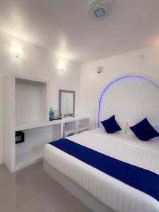 Ένα ή περισσότερα κρεβάτια σε δωμάτιο στο Santorini Maafushi Maldives