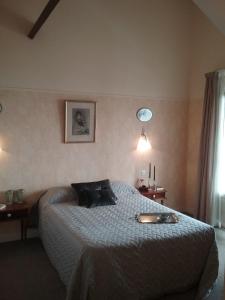 ein Schlafzimmer mit einem Bett und einem Tablett darauf in der Unterkunft Le Croisic Face Mer in Le Croisic + 43 Fotos