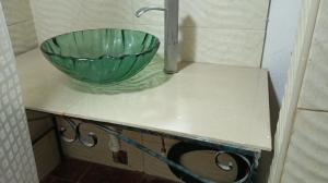 a green bowl on a counter with a sink at Alojamiento Independiente vipasa in Cali +24 photos