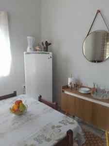 una cocina con una mesa con un bol de fruta y un espejo en cantinhodosocego, en Socorro