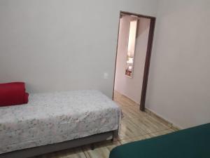 Un dormitorio pequeño con una cama y un espejo. en cantinhodosocego, en Socorro