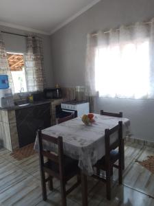 cocina con mesa con sillas, mesa y mesa en cantinhodosocego, en Socorro