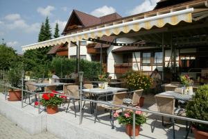 un ristorante con tavoli e sedie di fronte a un edificio di Landgasthof Löwen a Neubulach