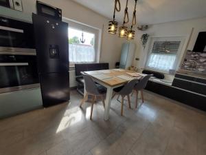 a kitchen and dining room with a table and chairs at Fewo Erdgeschoss Ankerplatz mit Sauna direkt am Brombachsee bei Juliane und Klaus in Ramsberg