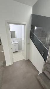 a hallway with a door leading to a bathroom at Stylish House in Suceava