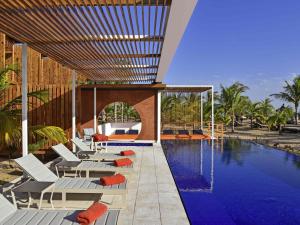 Piscine de l'établissement Movenpick Resort Lamantin Saly ou située à proximité