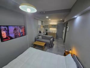 Cette chambre comprend un lit, un canapé et une cuisine. dans l'établissement Κέντρο Καλαμάτας 4, à Kalamata