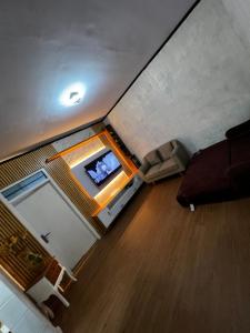 einen Blick über das Wohnzimmer mit einem Flachbild-TV in der Unterkunft Homestay Ulya 1 in Banjarnegara + 2 Fotos