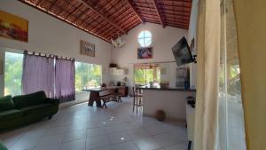 a living room with a couch and a table at Loft Rústico com Piscina e Churrasqueira in Aquiraz